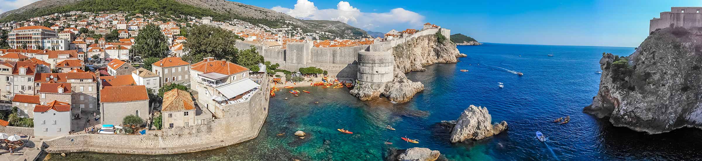 Altstadt von Dubrovnik in Dalmatien, Kroatien, vor tiefblauem Meer